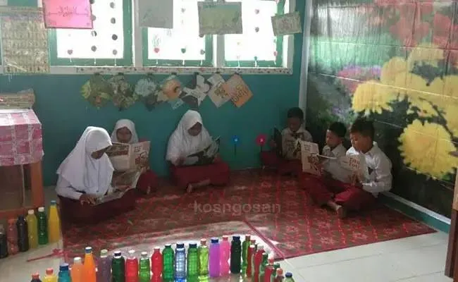 Beragam Contoh Pojok Baca Sederhana di Kelas Menarik! 9 pojok baca sederhana di kelas
