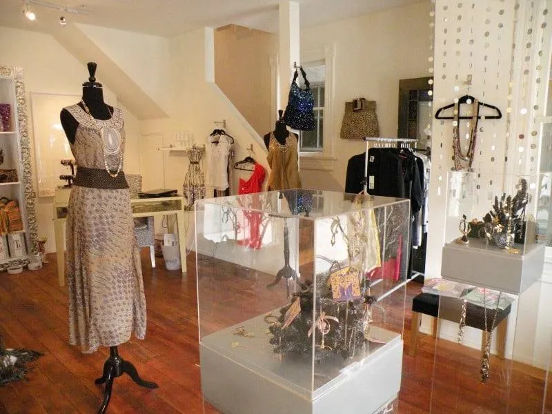 7 Contoh Desain Depan Toko Baju Rumahan Terbagus dan Menarik 1 Desain Depan Toko Baju